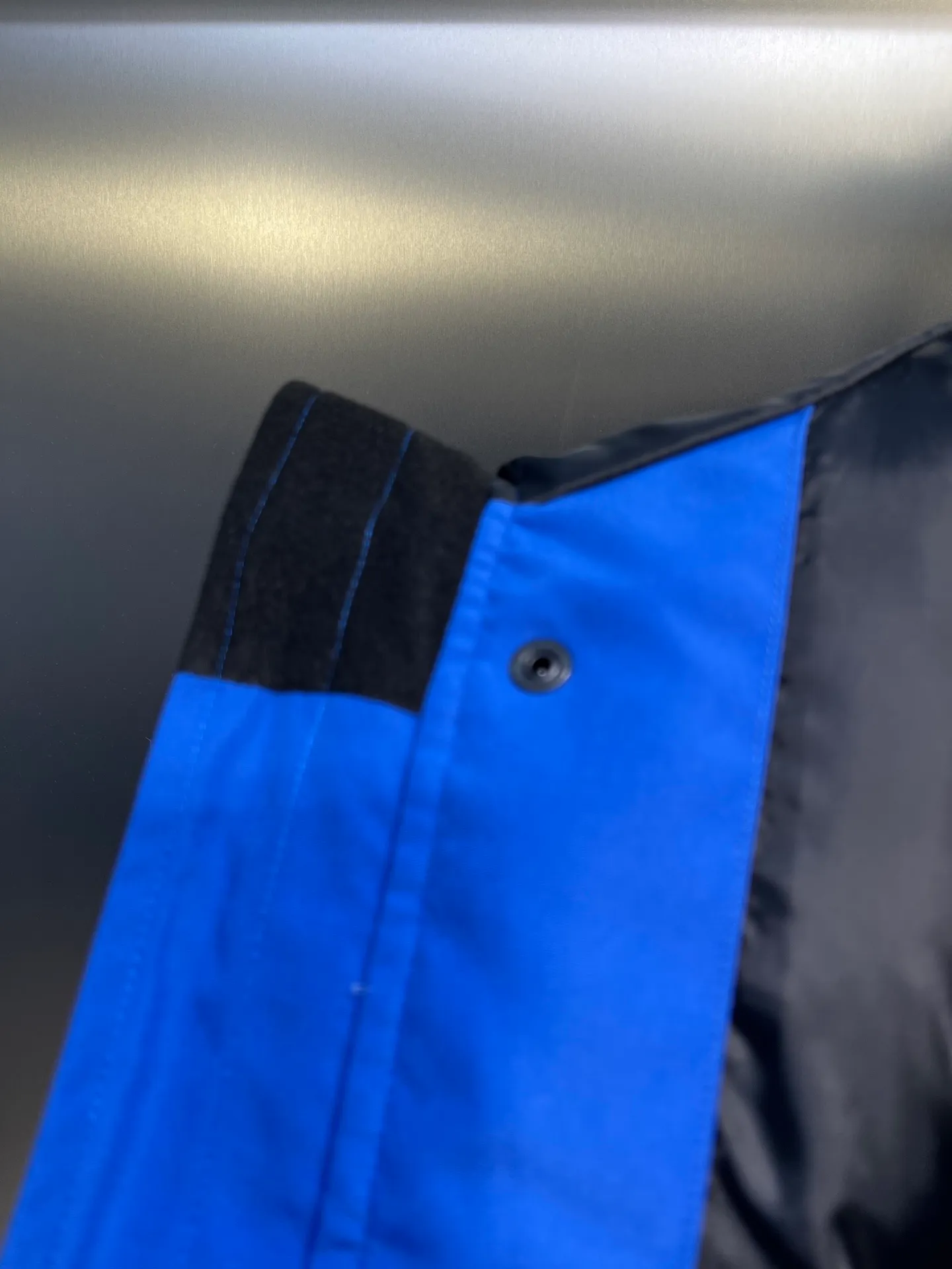 P720 high-end version (new version of Big Goose 01) Canada Goose Canada Goose #Chilliwack 7999M bomber jacket short down jacket/01 model #Men and Women Same Style# ➖ Genuine synchronous anti-counterfeiting chip sensor! ➖ Imported 21S polyester-cotton blended original fabric [last year’s 16S/18S hard fabrics have been completely eliminated, this year all use 21S genuine synchronous fabrics, the soft mid-strap feels delicate and textured], genuine synchronous Feather-Light 10D waterproof coating fabric, made of 84.5 polyester fiber and 15.5 cotton, 100% the best feel in the entire network! ➖ The genuine official website is synchronized with the national standard 80 white duck down, you can check the official website customer service, there will never be a series of misleading claims such as 90 down or goose down! ➖ Using the best nylon lining with double double-layer sealing design, velvet-proof No. 7 needle + grid-filled down ready-made garments, there is 100% no so-called velvet running! ➖ The cuffs are designed with thickened seamless threads, and the collar and pockets are lined with top-quality polar fleece to keep you warm and comfortable! ➖ Yoshida YKK provides original custom-made electroplated sliders. YKK two-way lockable zippers are tight and smooth and will not peel off paint! ➖ 3M composite guarantees that the Velcro is the same as the original, durable, and all accessories and hardware are custom-made! ➖ Imported BEHRINGER embroidery machine to customize the 10,000-needle embroidery logo, 98% of which can be reproduced to restore the original logo. You can check and compare on the official website! ➖ The fur collars are all made of large pieces of Western Canadian blue wolf hide, ensuring that each fur collar is 13-15cm wide!   Size:XS-XXL